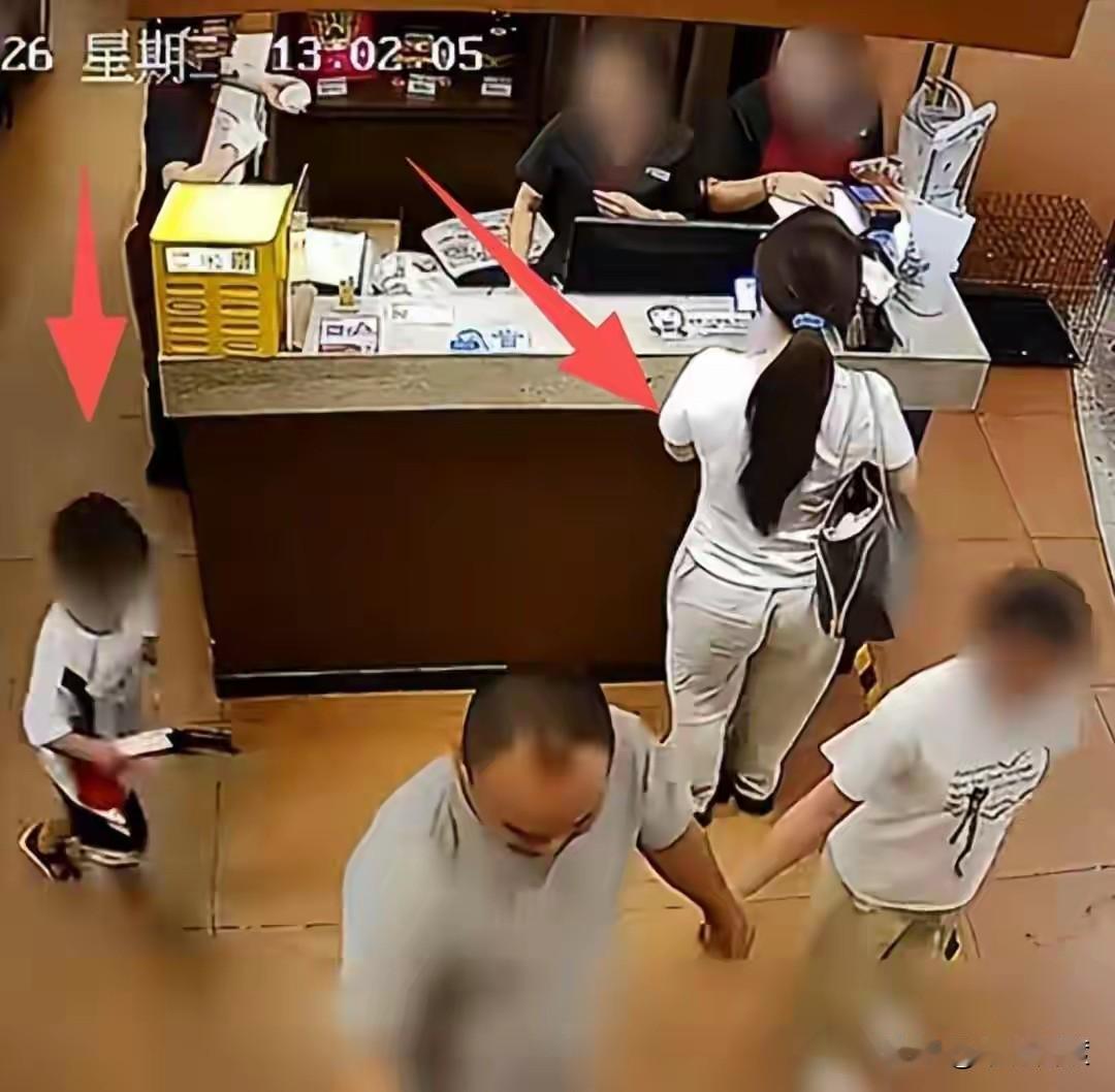 这小女子的事件再次证明，老天让你亡，先让你疯狂。
当一个人疯狂到极致的时候，其实