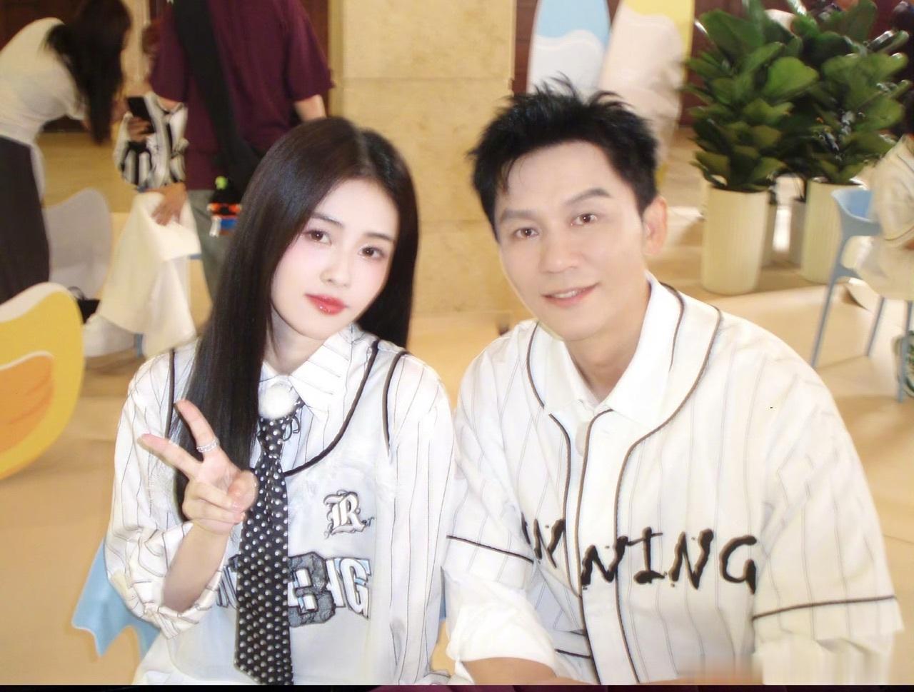 李晨给白鹿指粉丝饭撒李晨提醒白鹿看粉丝饭撒白鹿让李晨沙溢别打了 你们觉得艺人及时