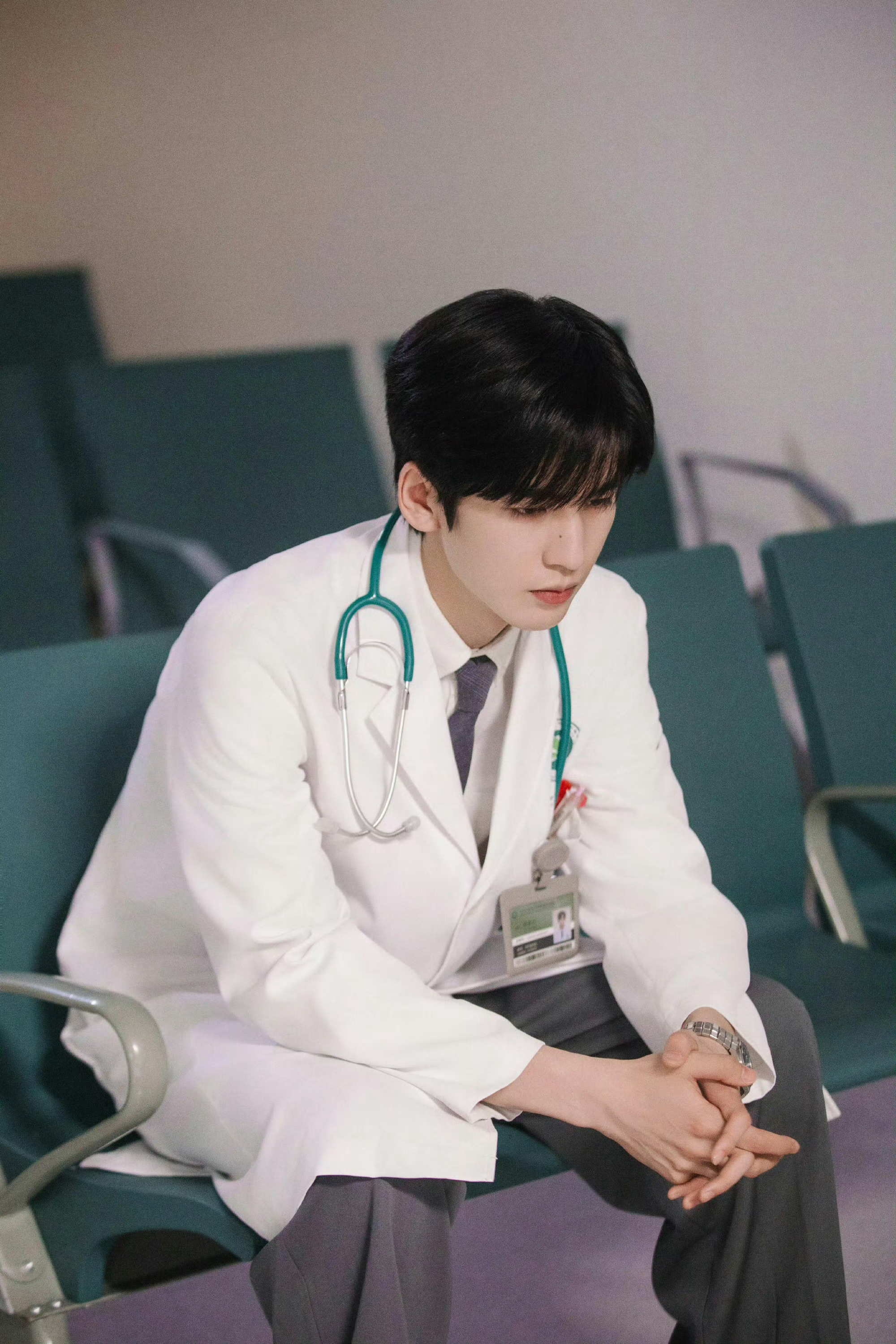 张凌赫真正的三月男友从温柔何苏叶到深情谢征，连续两年用角色与颜值霸屏三月内娱三月