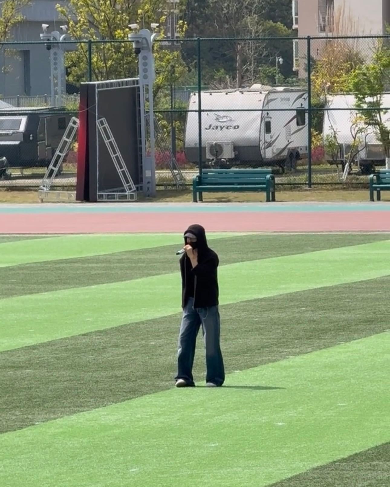 网友成都大学偶遇王赫野成都大学偶遇王赫野真的会羡慕！在成都大学偶遇王赫野，低调穿