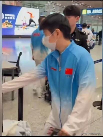 孙颖莎和王楚钦奔赴名古屋亚运会了！两个人都戴着口罩，在机场有很多球迷都对他们说“