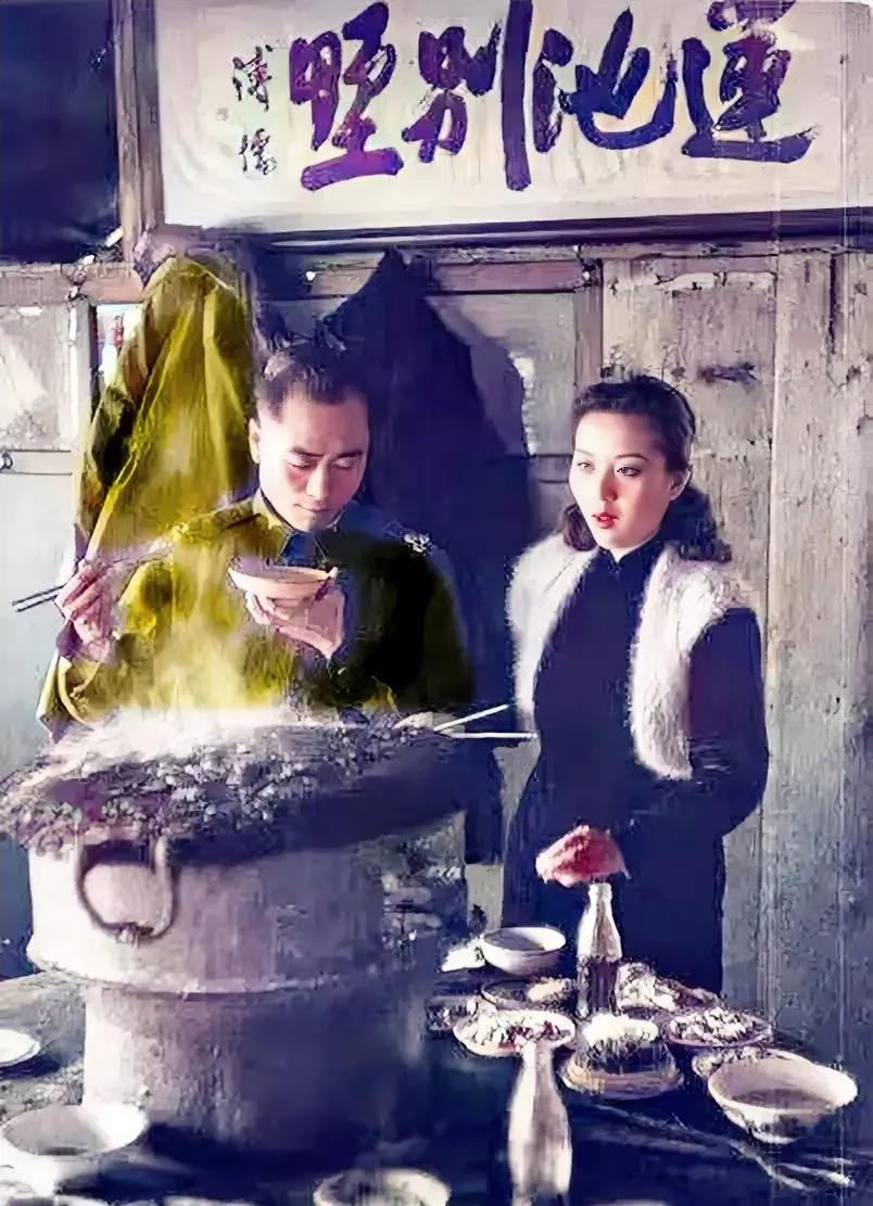 1948年，北平，一名国民党军官，带着自己的女朋友吃烤肉、喝汽水时，留下的一张照