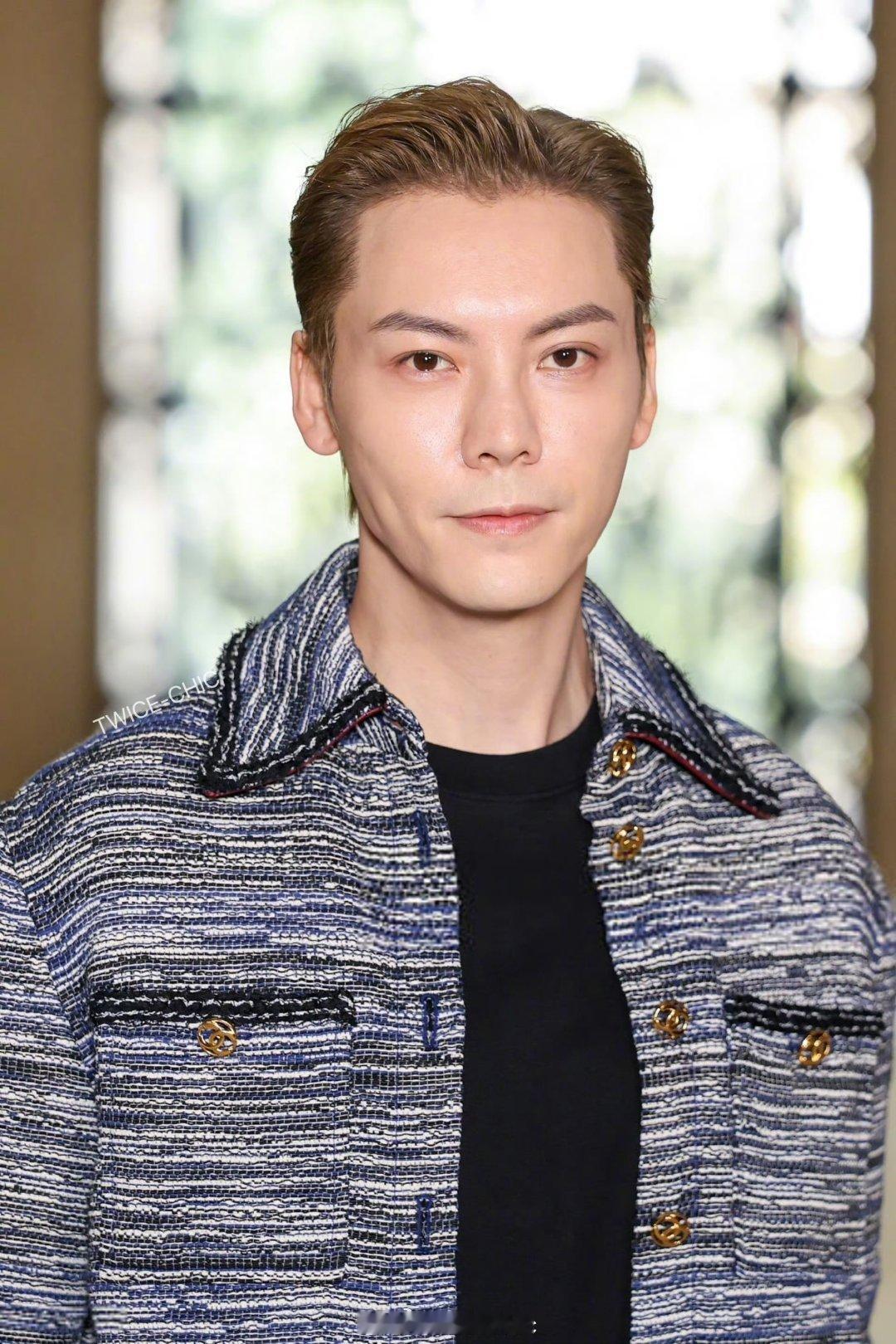 陈伟霆巴黎G社生图以严苛无修著称的G社怼脸镜头，完全没能难住陈伟霆，优越骨相和利