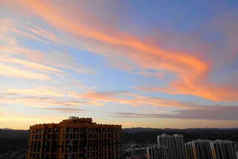 日落西山霞光起，诚邀下联日出东山满天红