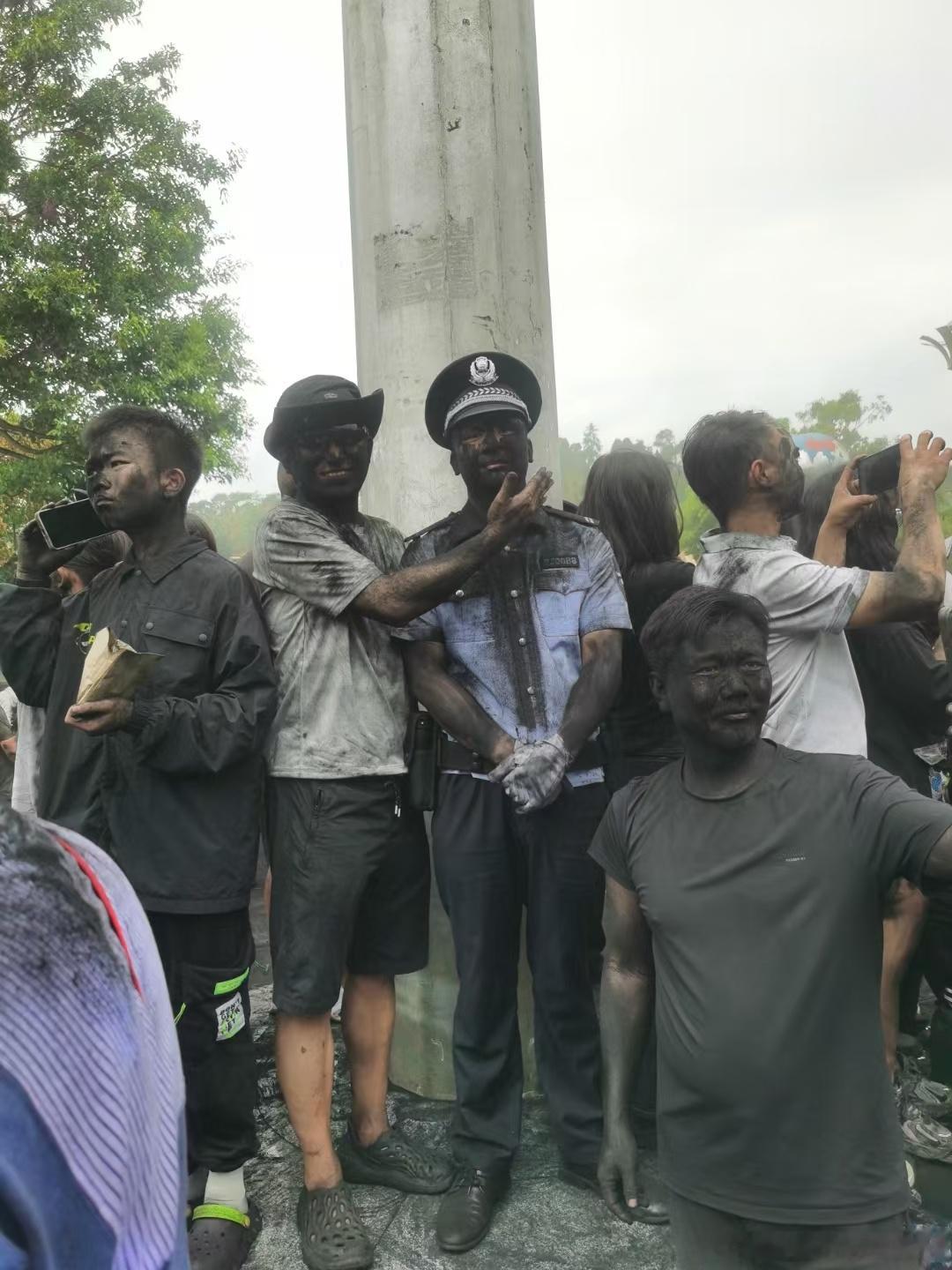 哈哈哈哈，我也想参加这个节日，云南墨江、摸黑！警察叔叔也狂欢，他们站岗，辛苦啦，