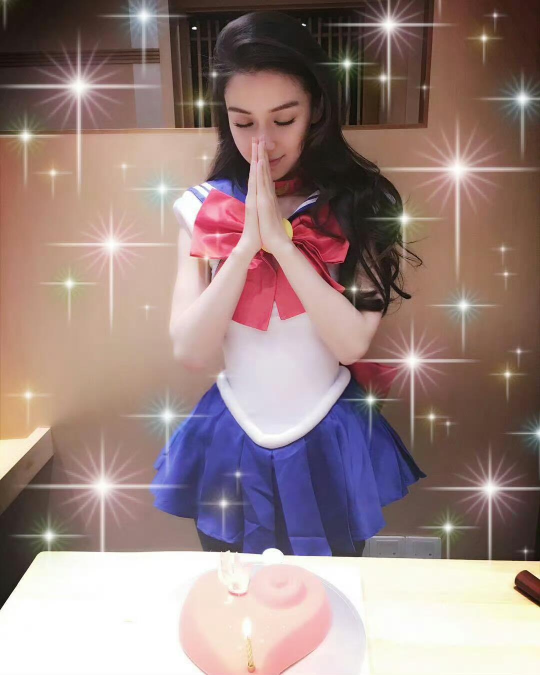 Angelababy又cos美少女战士我鼻喜欢的动漫人物就是美少女战士呀，很早之