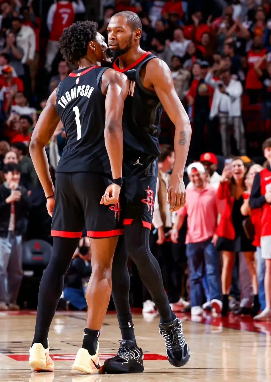 火箭队赛程过半，球队主要球员场均得分以及三分命中率如下。杜兰特25.9分，三分3