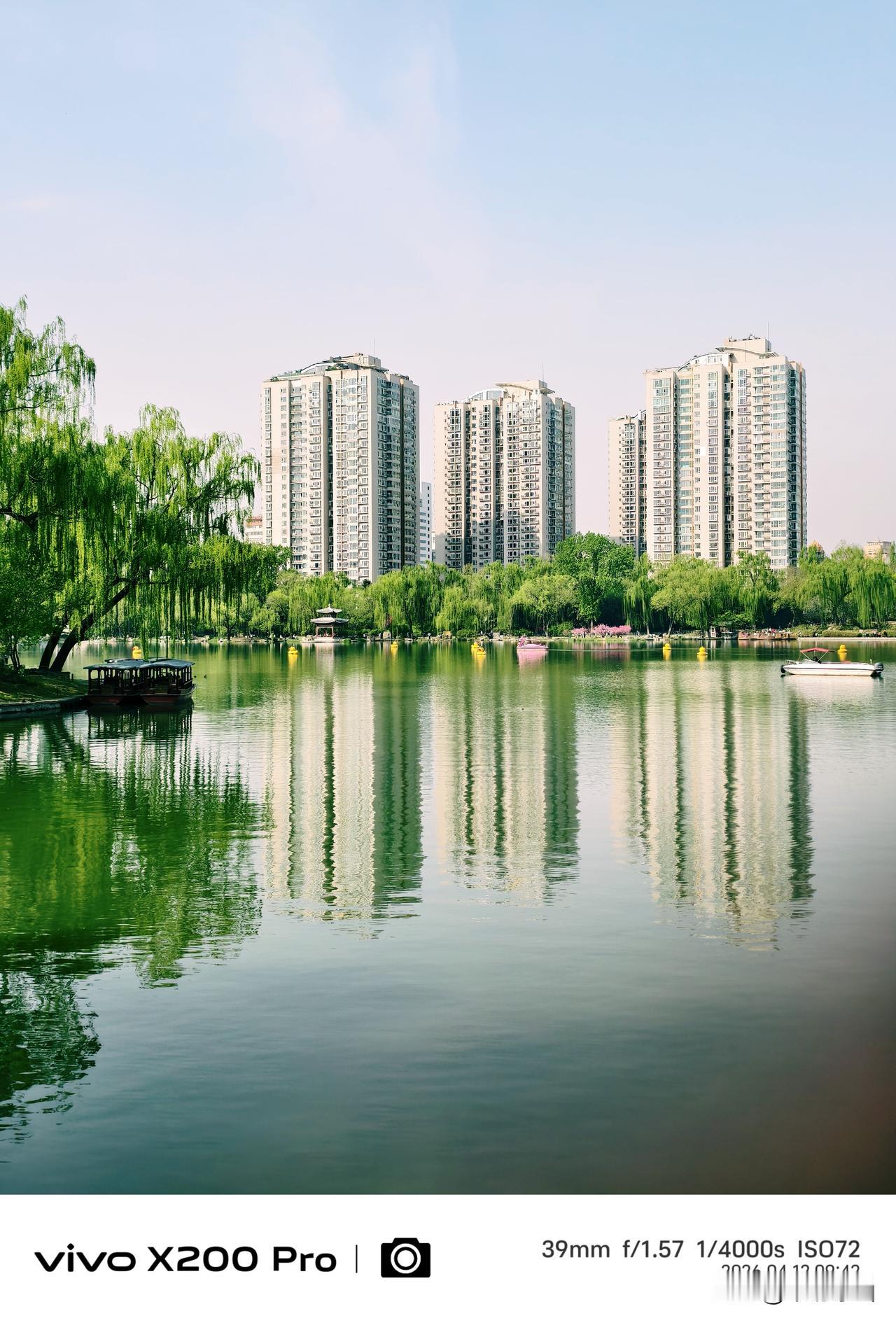 四月的北京，春暖花开的季节，紫竹院公园，绿柳成荫，湖光倒映，随手一拍，景色优美，