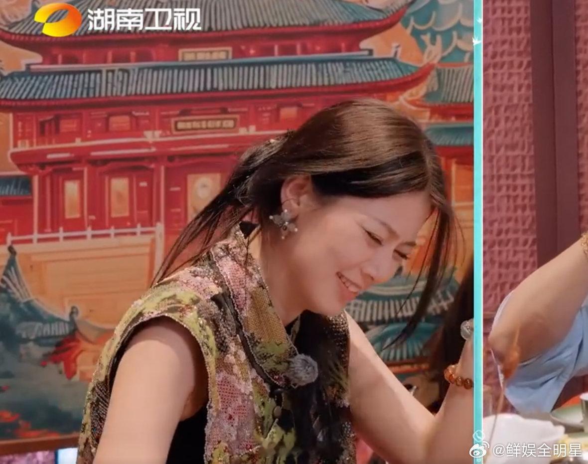 赵昭仪活人微疯巴黎合伙人名场面昭昭忙一天累到吃饭时 “胡言乱语”，看李佳琦补妆直