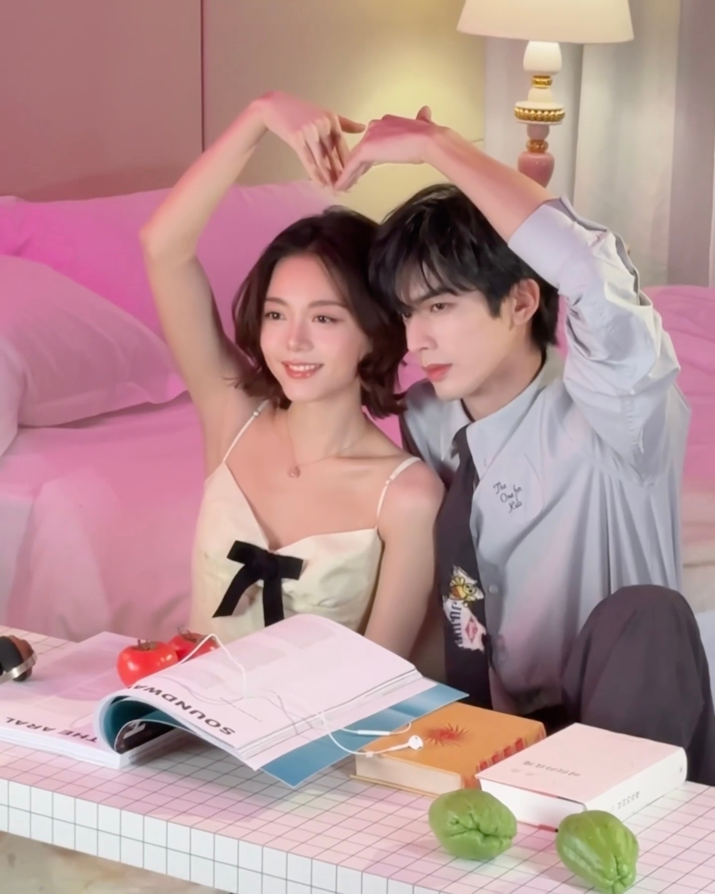 宋威龙晒出被赵今麦不小心扯开的领带照片，画面很有生活感。两人在合作拍摄的花絮里互