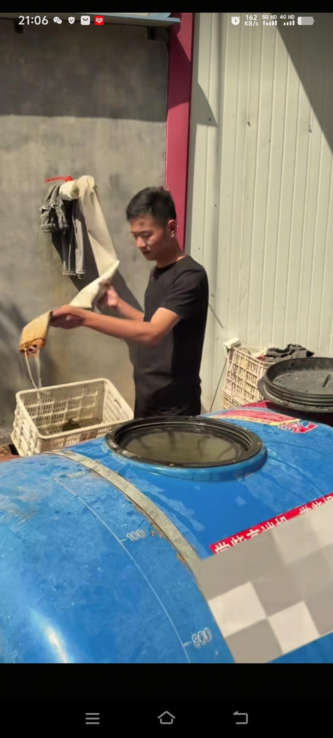 厉怀远在老家，安徽打理他那一亩三分地的果园，今天他又发布视频称，他要与自己和解，