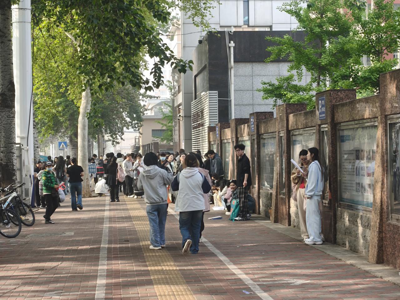 2026年河北省专升本考试今天4月18日开考。石家庄市42中考点门口考生比高考人