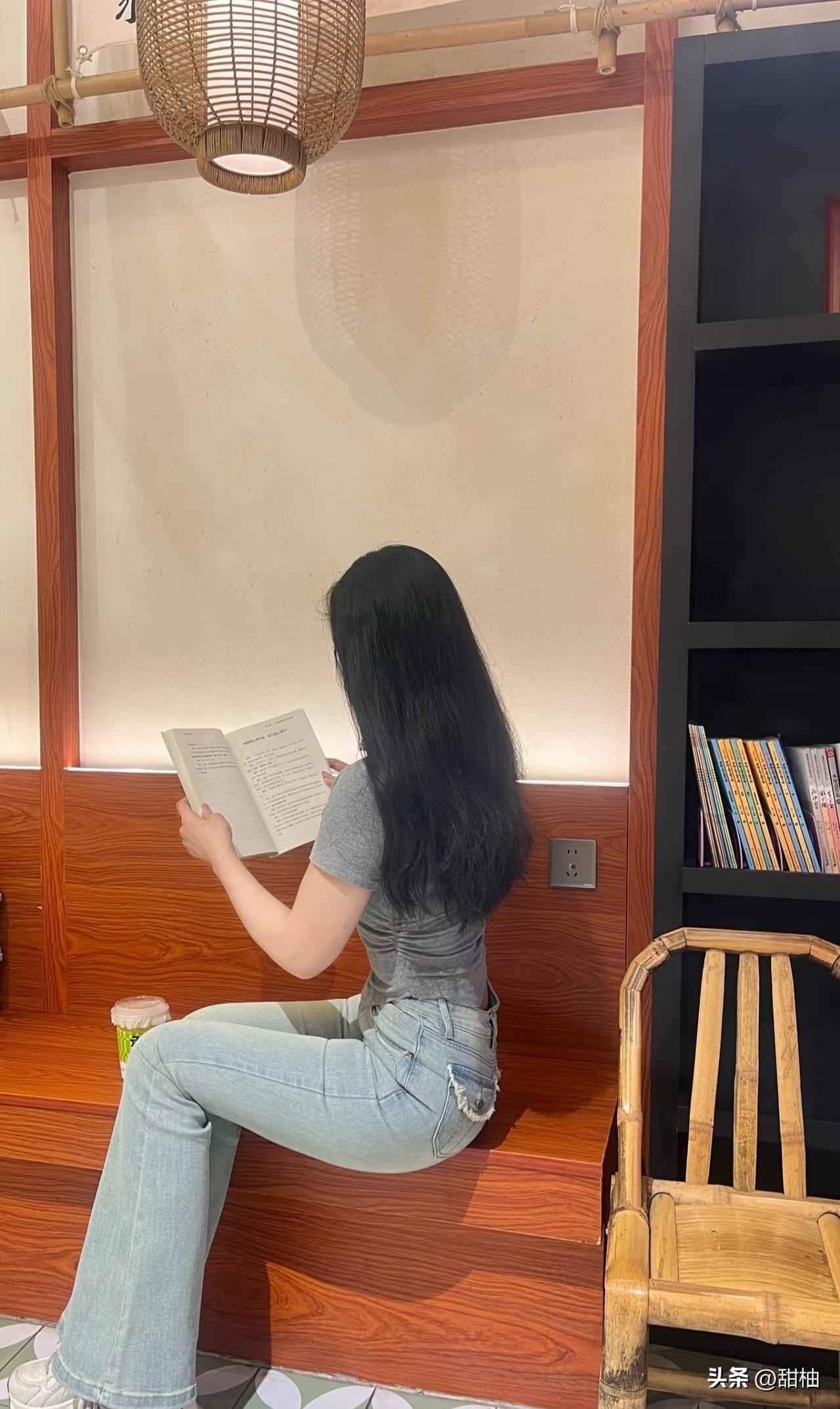 微喇的版型设计，能够全面展示身材曲线的同时，更加突出了腿部线条，修饰腿型，上身的