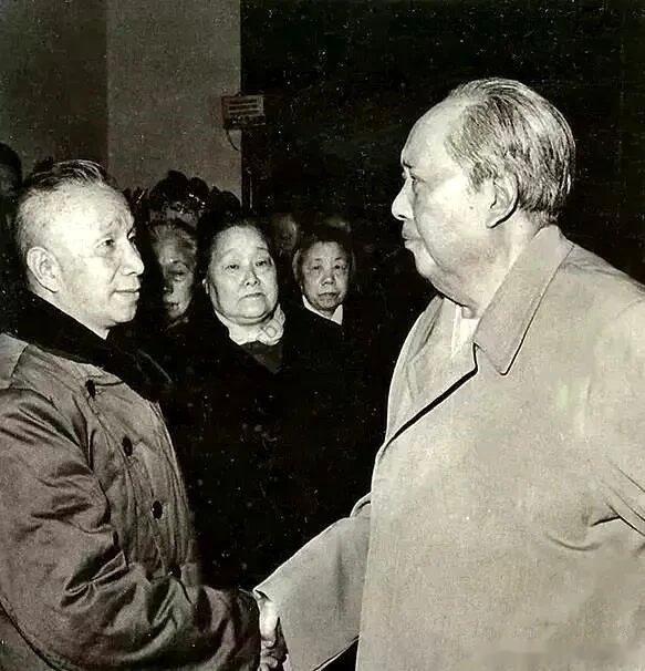 【毛主席和粟裕，最后一张“握手合影”，拍摄于陈毅元帅的追悼会上】       1