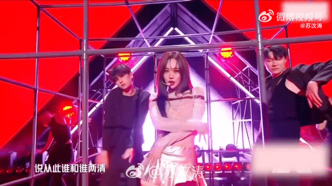 王霏霏唱跳舞台还是太权威了 王霏霏穿着BlingBling战袍跳出了激光舞效果，