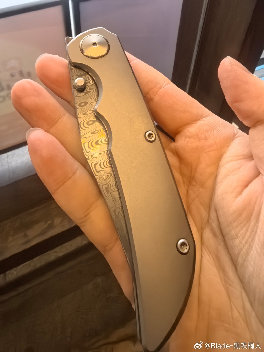 今天出来吃饭带上夜魔小折，其实我已经玩了很久了，比大家抢先体验，很润很润，平时切