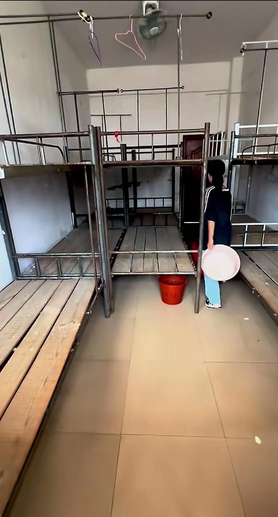 什么年代了，还有这种寝室！想问问校长！你自己不觉得脸红吗？[what]
