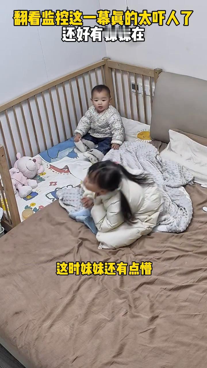 翻看监控这一幕真的太吓人了，还好有妹妹在。
我洗澡，爸爸在上厕所，姐姐跟妹妹一起