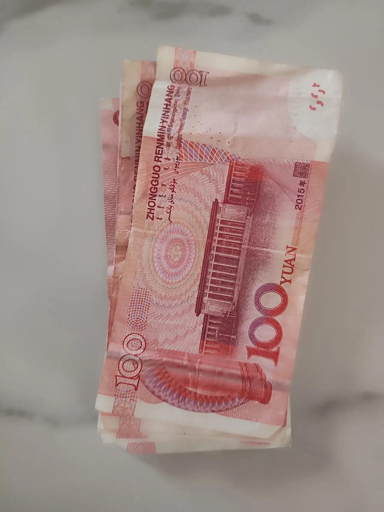 老伴养老金到账，我拿出500块递给儿媳妇，让她买点东西。儿媳妇只说放桌上就好，我