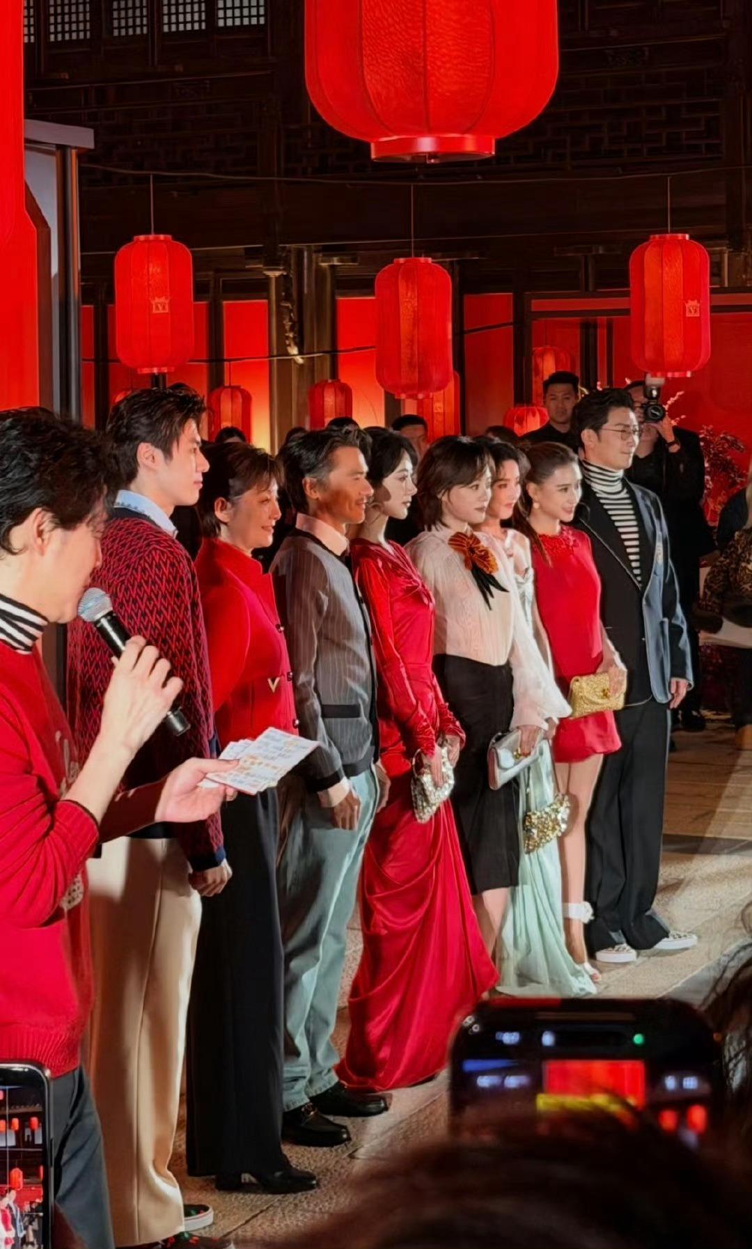 杨紫孙俪宋祖儿同框合体！👯♀️孙俪居中掌控全场，杨紫宋祖儿乖乖站两边，转头唠嗑