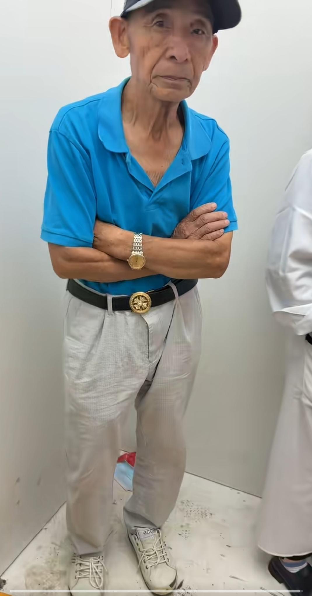 刘强东老爸乘电梯，这一身穿戴很潮，什么品牌？多少钱？网友说，皮带史蒂芬2.5万或