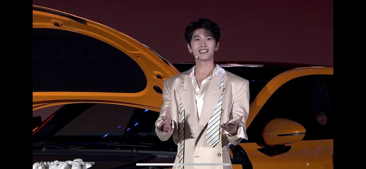 杨洋岚图直播 杨洋成都现场送羊羊闲来蹲了会儿杨洋这场岚图直播，地点在成都，除了聊