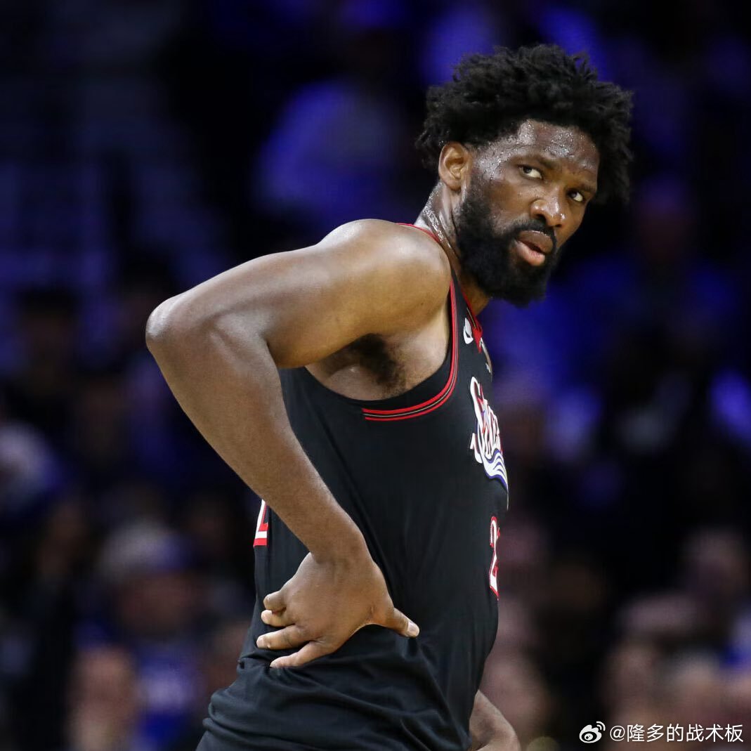 Siegel：恩比德将至少再缺席4场比赛，下周接受评估！因斜肌拉伤，恩比德已缺席