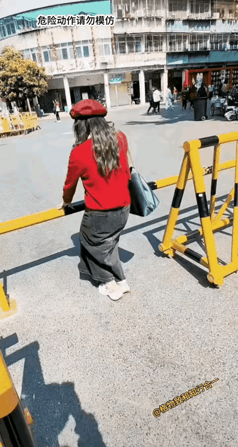 姐姐喜欢年轻的感觉。
虽然六十多了，依然把自己打扮得时尚而精致。
她把笑容挂在脸