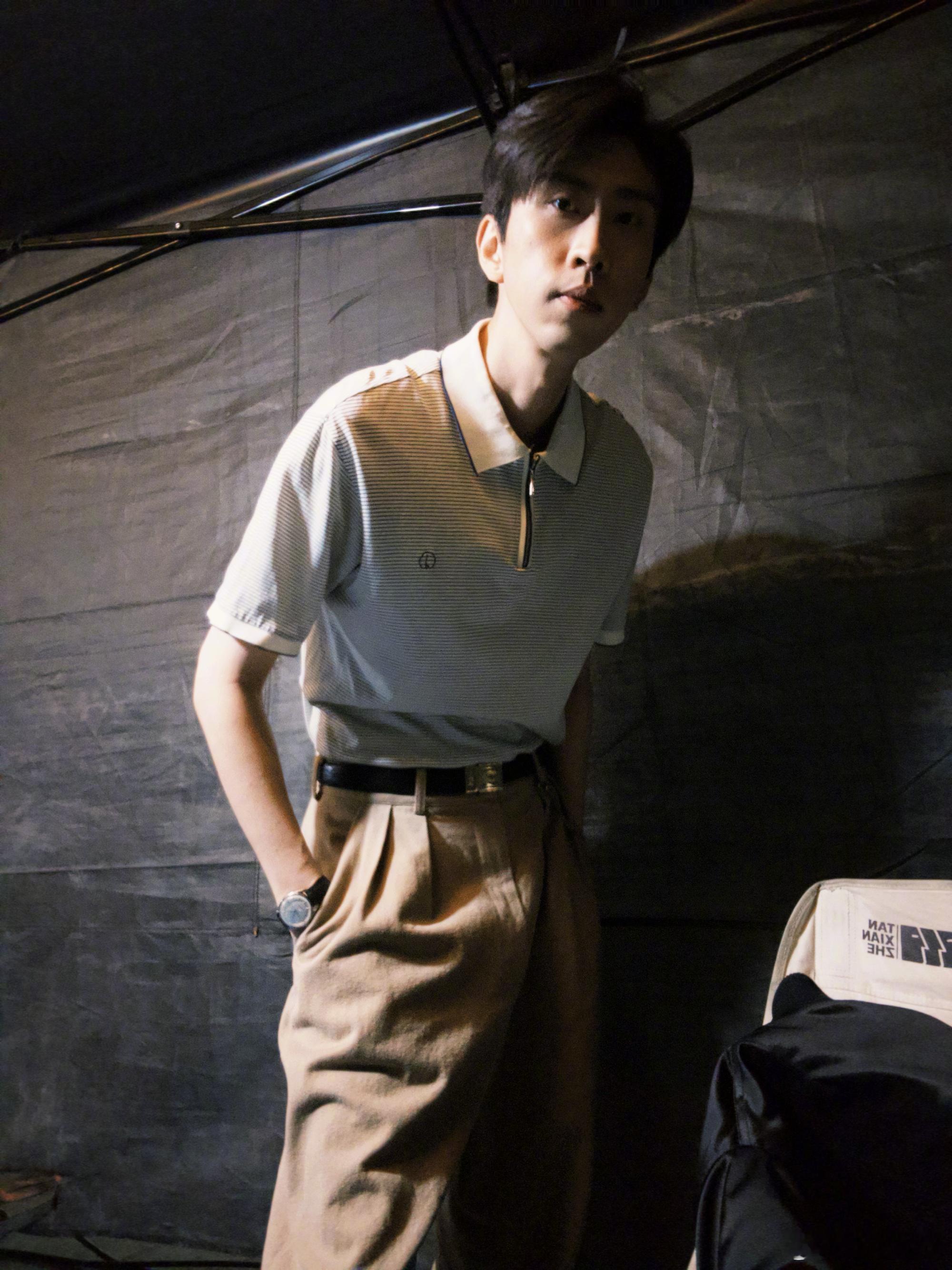 蒋易给爸爸发了自己的定妆照 发长文告别角色陈老板！坦言把定妆照发给爸爸，被夸像年