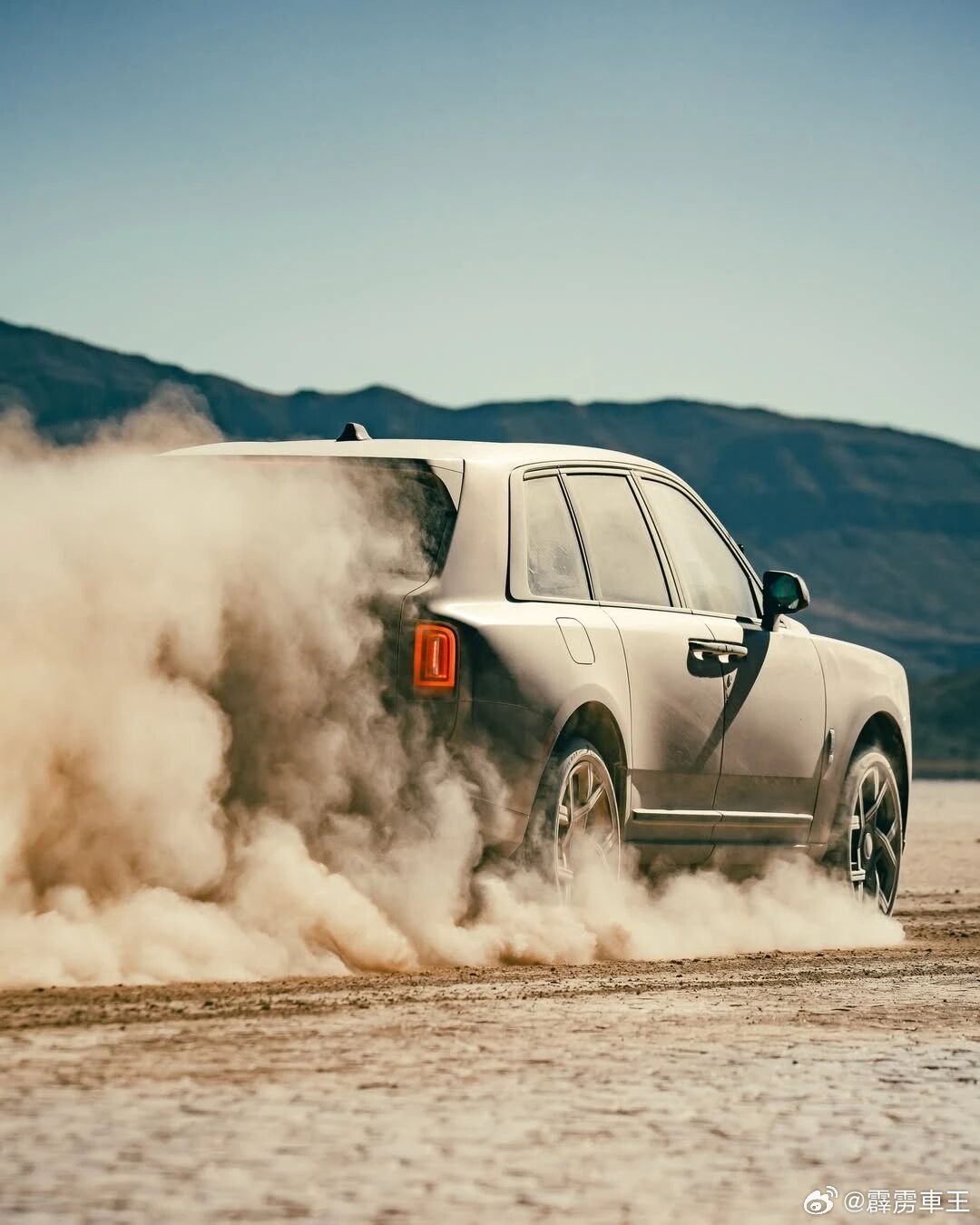 大V聊车劳斯莱斯也没想到，有朝一日会征服沙地。车轮卷起黄沙，优雅与狂野在此刻合二