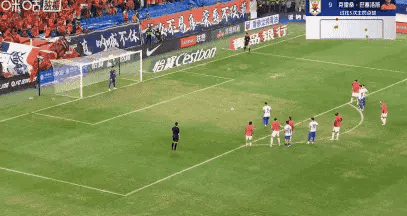 青岛海牛2-2压哨绝平山东泰山，刘彬彬、吴兴涵上去灾难级别表现，93一代上去完成