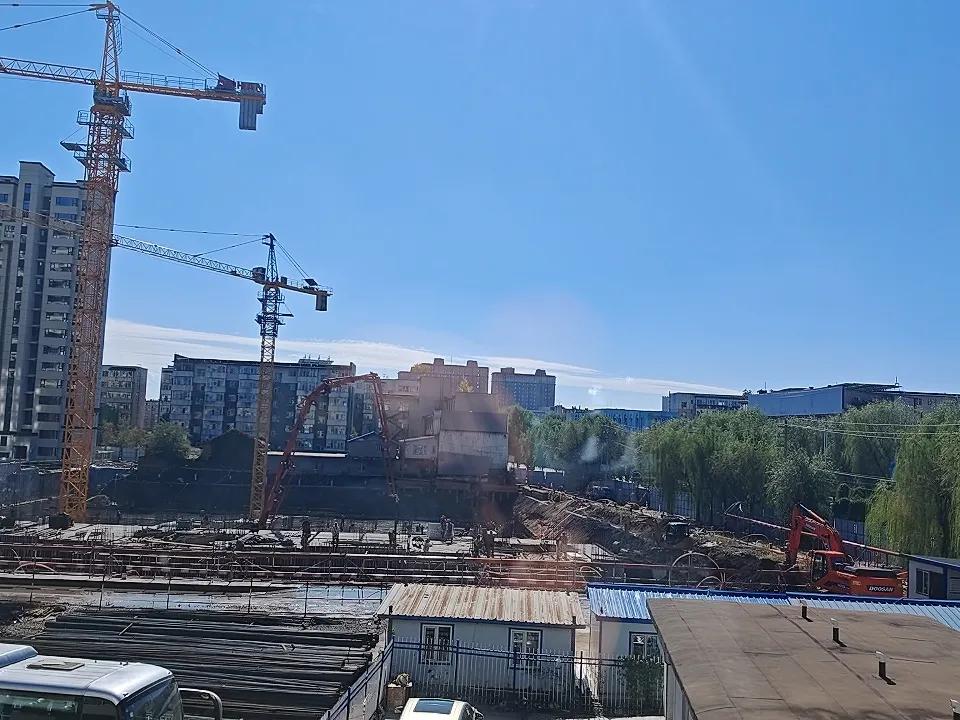 记录工地的瞬间忙碌的工地