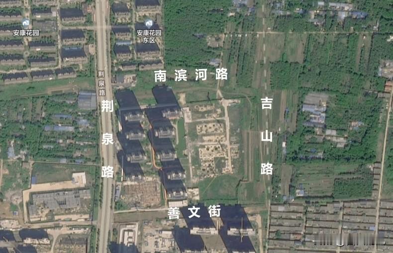 滕州挂牌出让城区3宗商住用地，起始价1.601亿元。

具体位置和楼面价如下图，