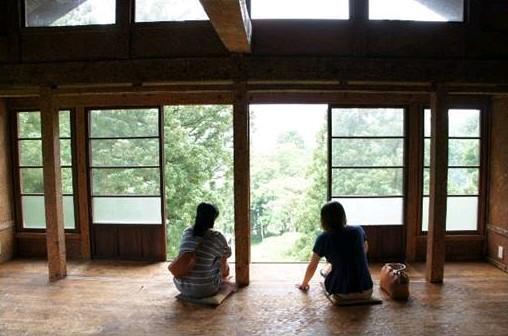 日本民众慌了：未来的路，咋越走越窄？
 
最近打开日本的电视新闻、刷社交媒体，总