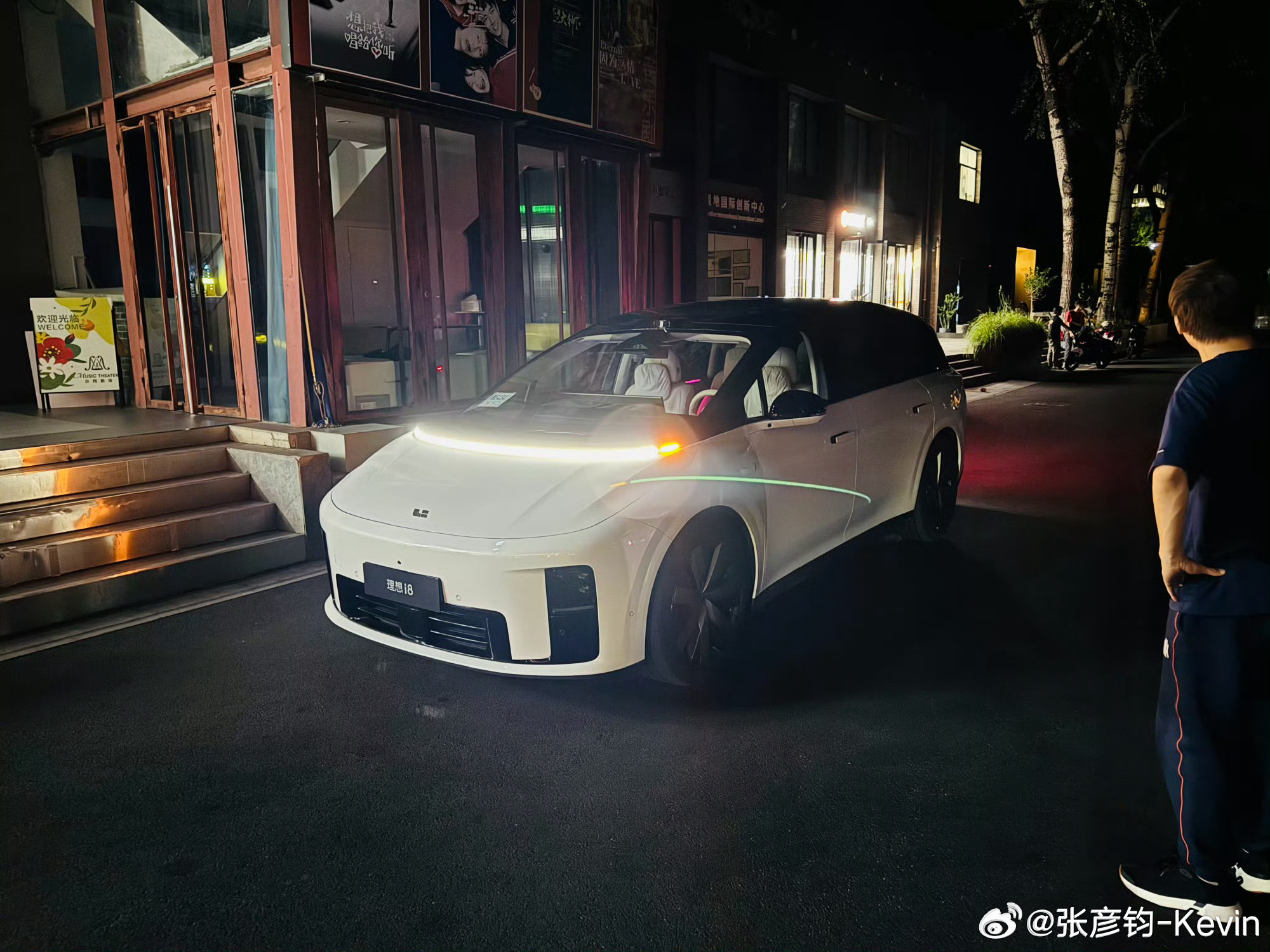 对比理想i8和MEGA是个很有意思的事情，俩车定位完全不一样，i8就是大空间多拉
