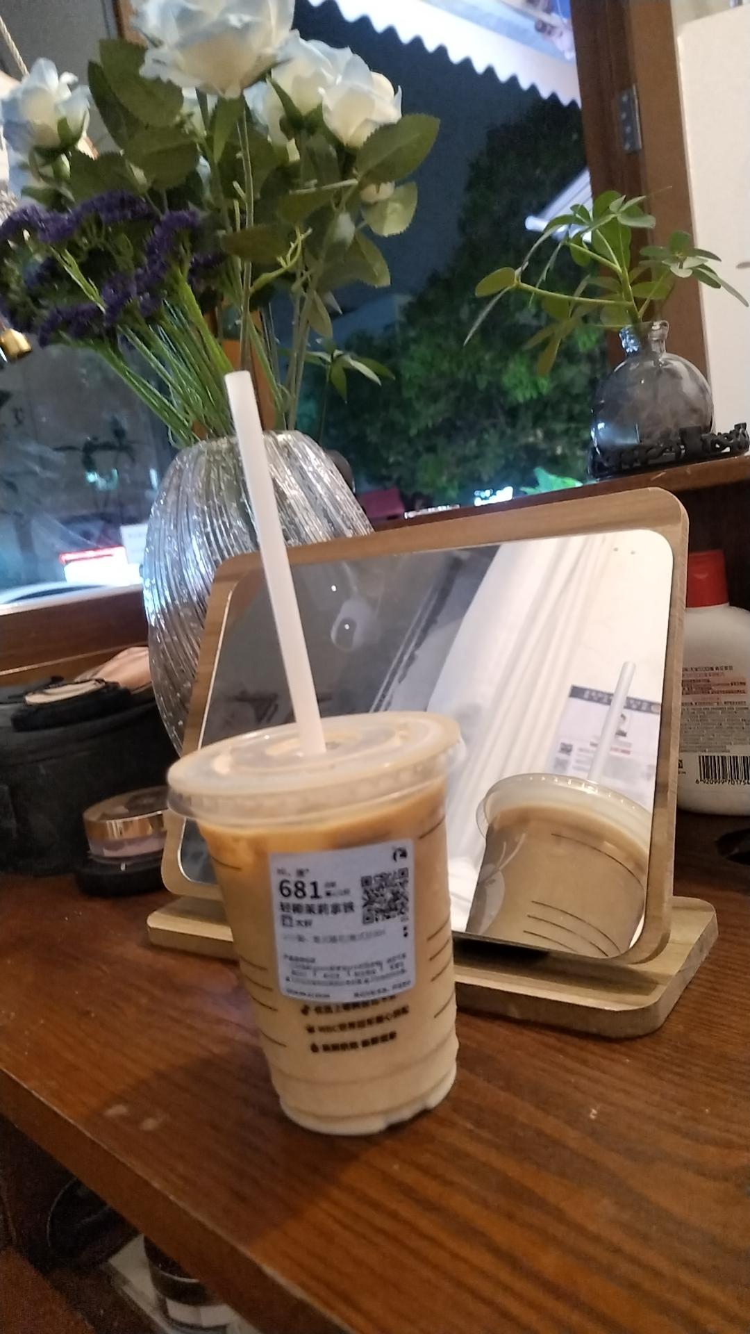 总有人幻想着走捷径，盼着有人能拉自己一把，可现实从来都很清醒。你若没本事，认识再