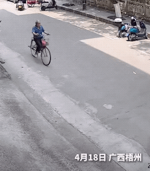 电瓶车全责，老爷爷正常行驶，而且老人的反应力也没那么快吧，老人真的无妄之灾，不知