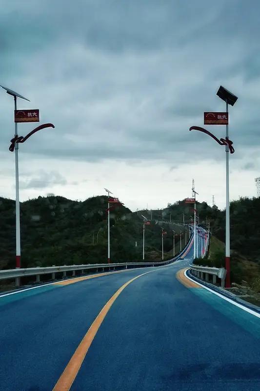 上联：小路清风过，求下联大路畅无边