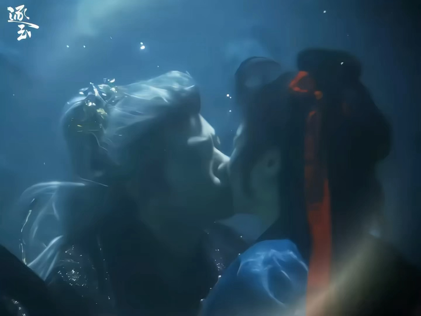 孔雪儿邓凯这个水下吻。。。你们就说美不美吧，氛围感拉满孔雪儿邓凯上桌逐玉