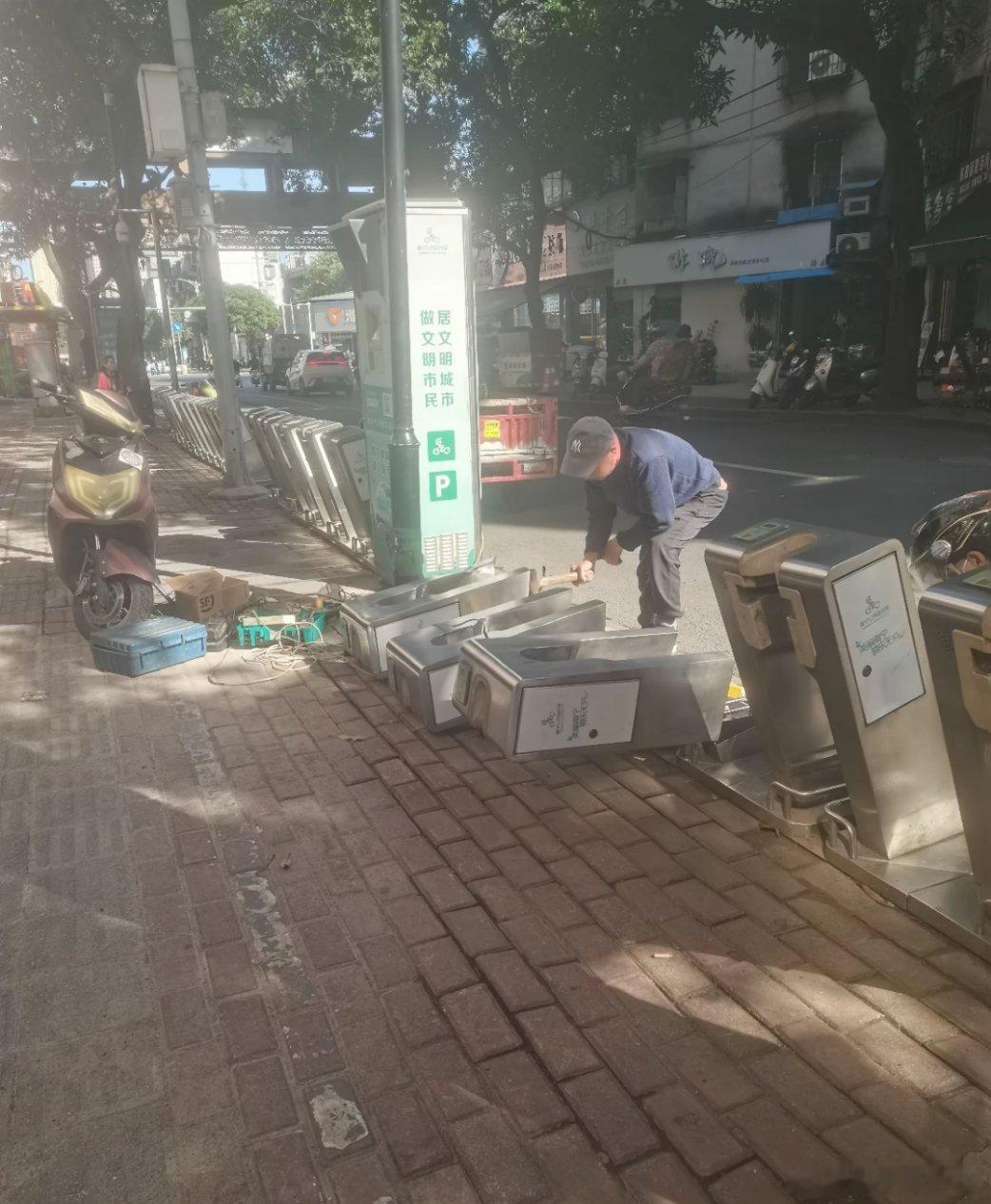 当年的公共自行车，挺好骑，最早要押金300，如果取车还车方便不至于没落了。 