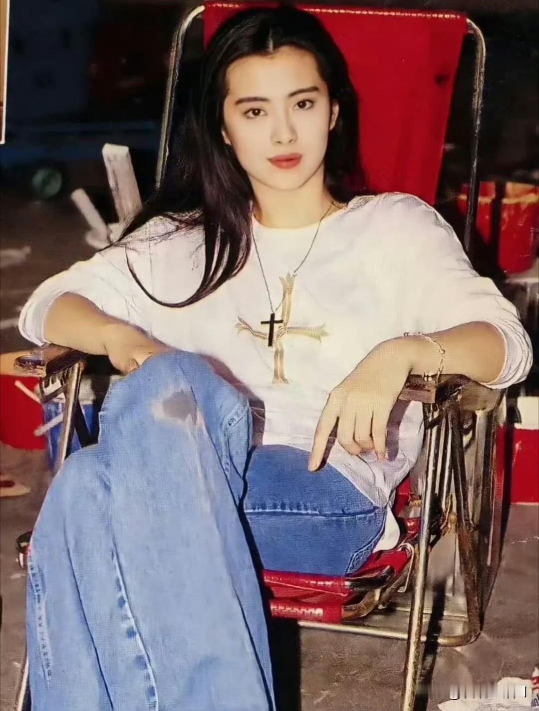 王祖贤风华绝代，岁月无损其美，只增其韵味。

这份不被岁月侵蚀的韵味，或许正是因