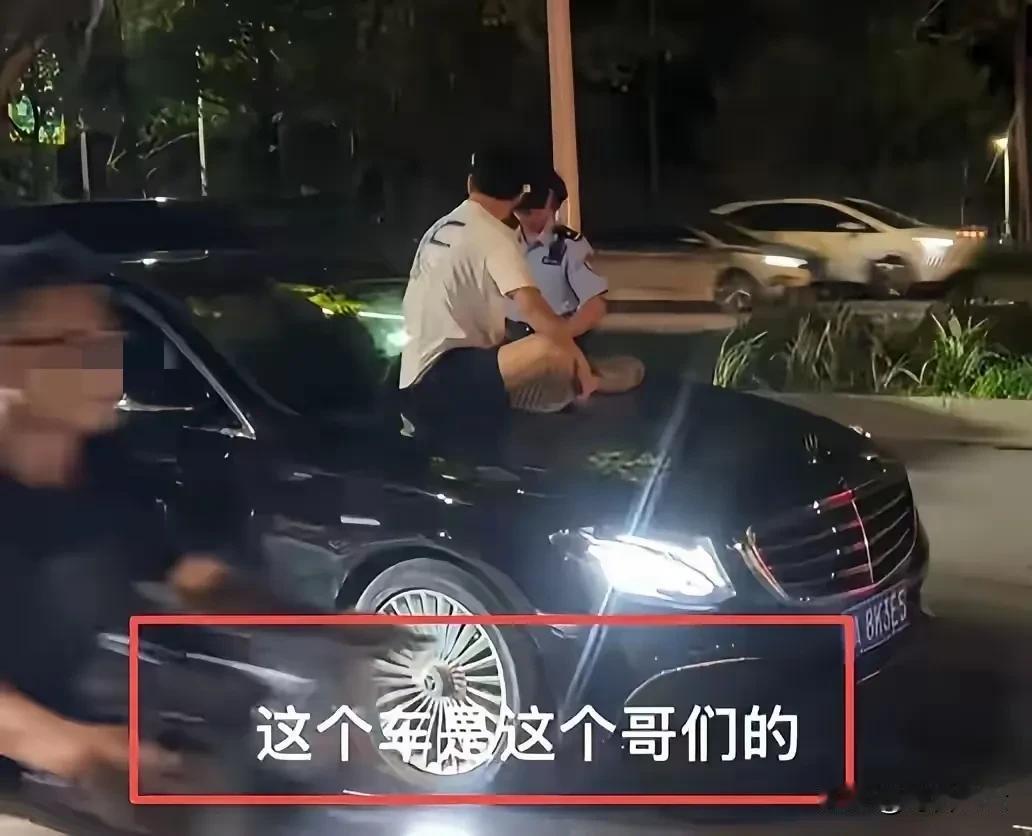 广西南宁，一小伙将自己的奔驰E300借给女友开，岂料，女友开车出去装富婆，勾搭上