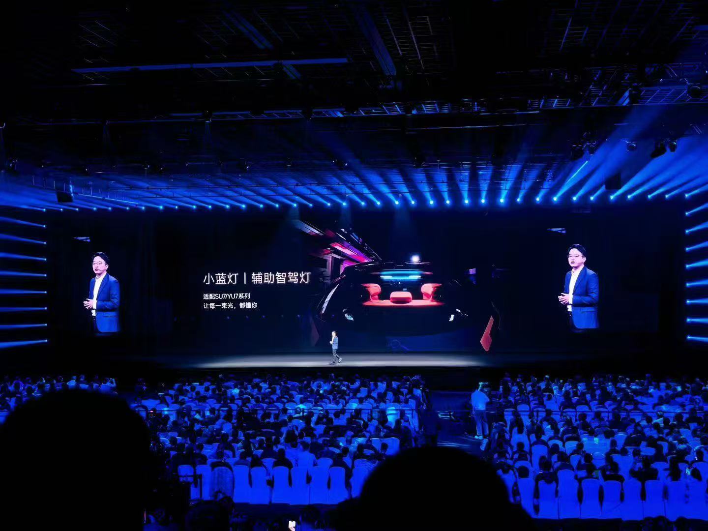 小米这个后期扩展空间真的强，小蓝灯都能挂上去了。