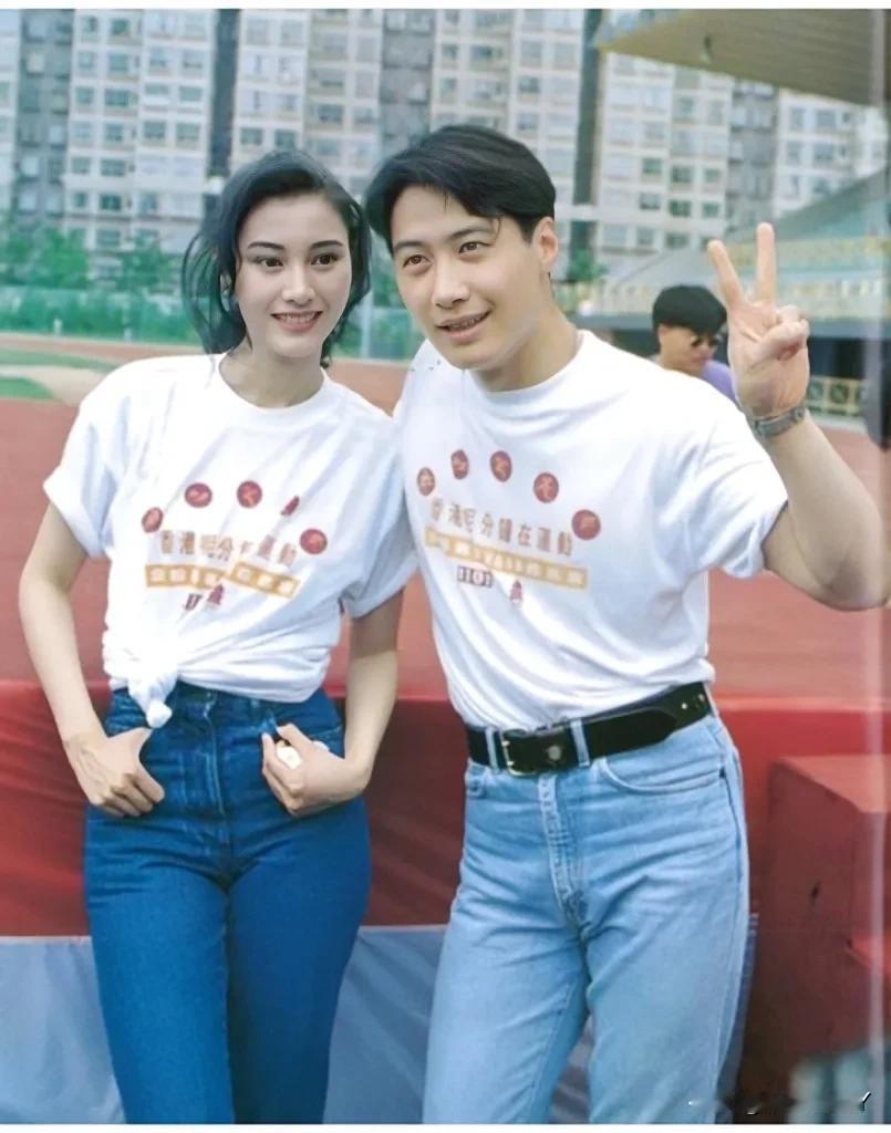这是李嘉欣与黎明在香港参加活动时的一张照片，拍摄于上世纪90年代初期。那时候二人