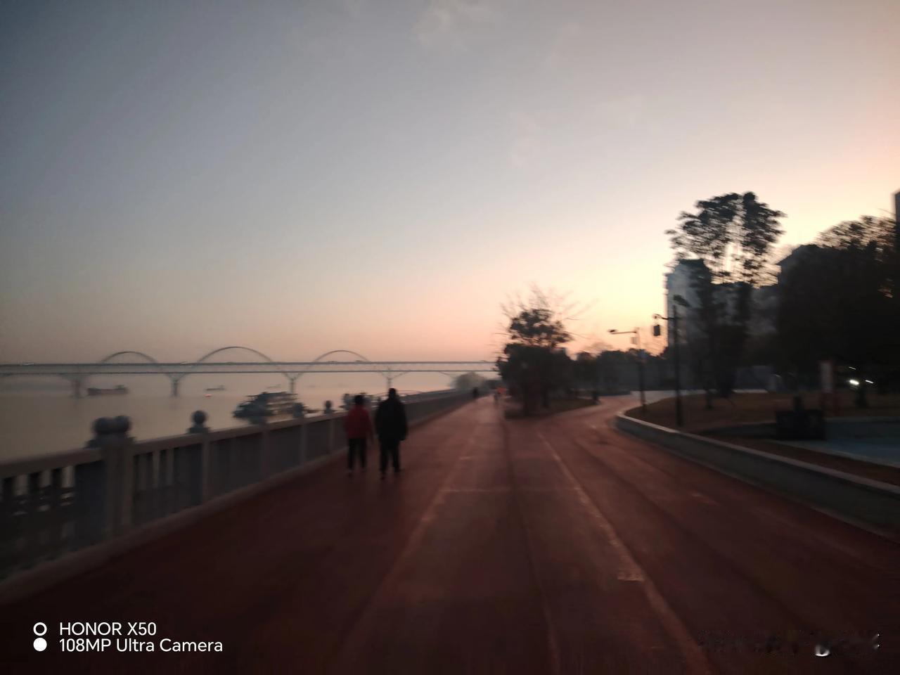 今年冬天的不同2026年1月14日长江岸边晨练赏长江大桥美景