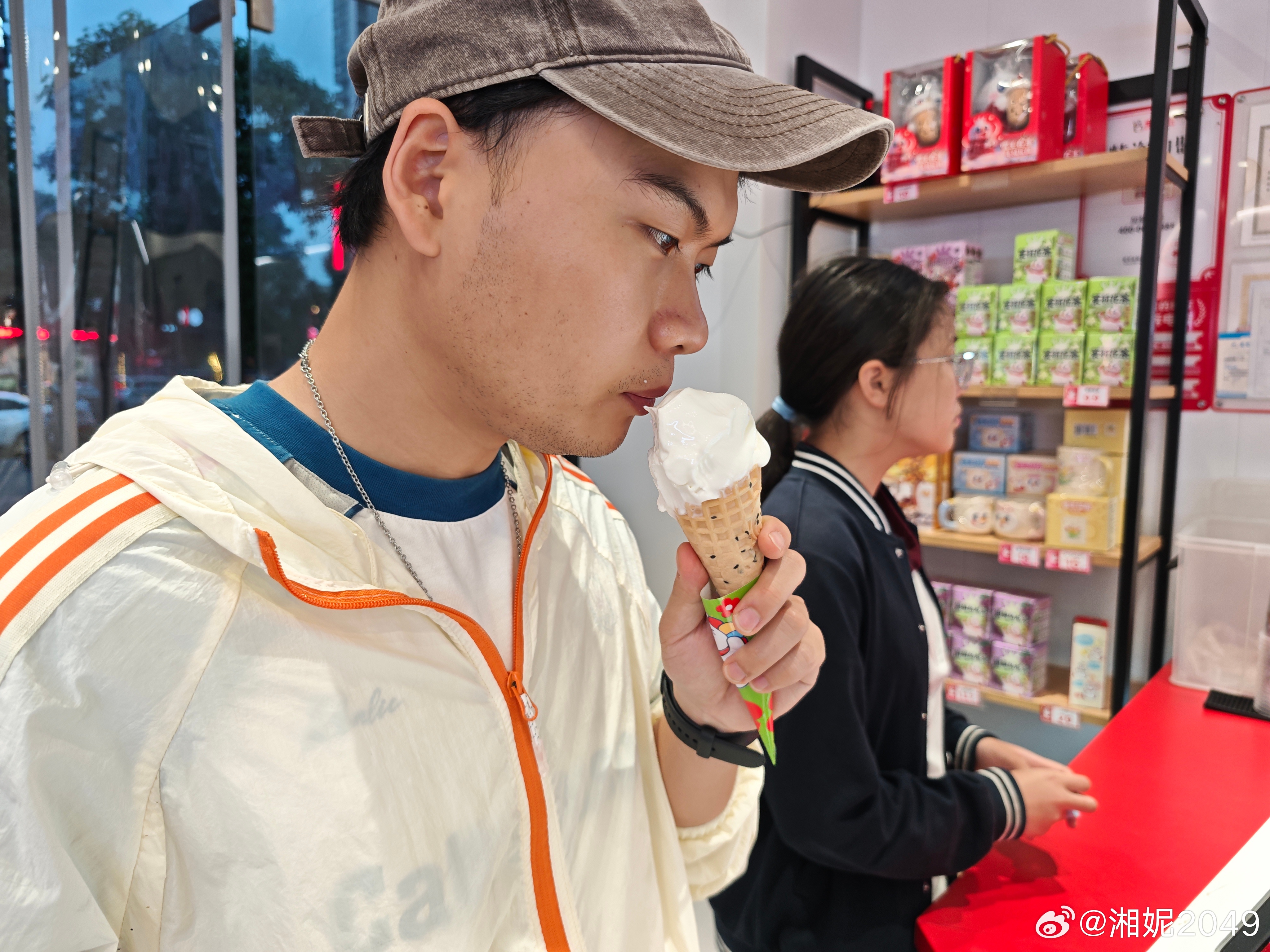 30岁的老男人了还要吃冰淇淋😯还要我请… 