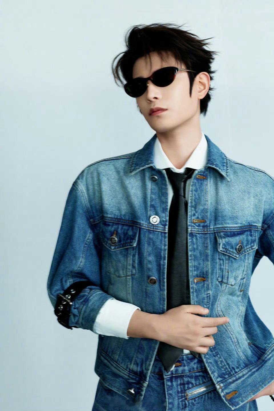 丁禹兮今日商务活动硬照很帅，一身牛仔服+酷酷的墨镜🕶 