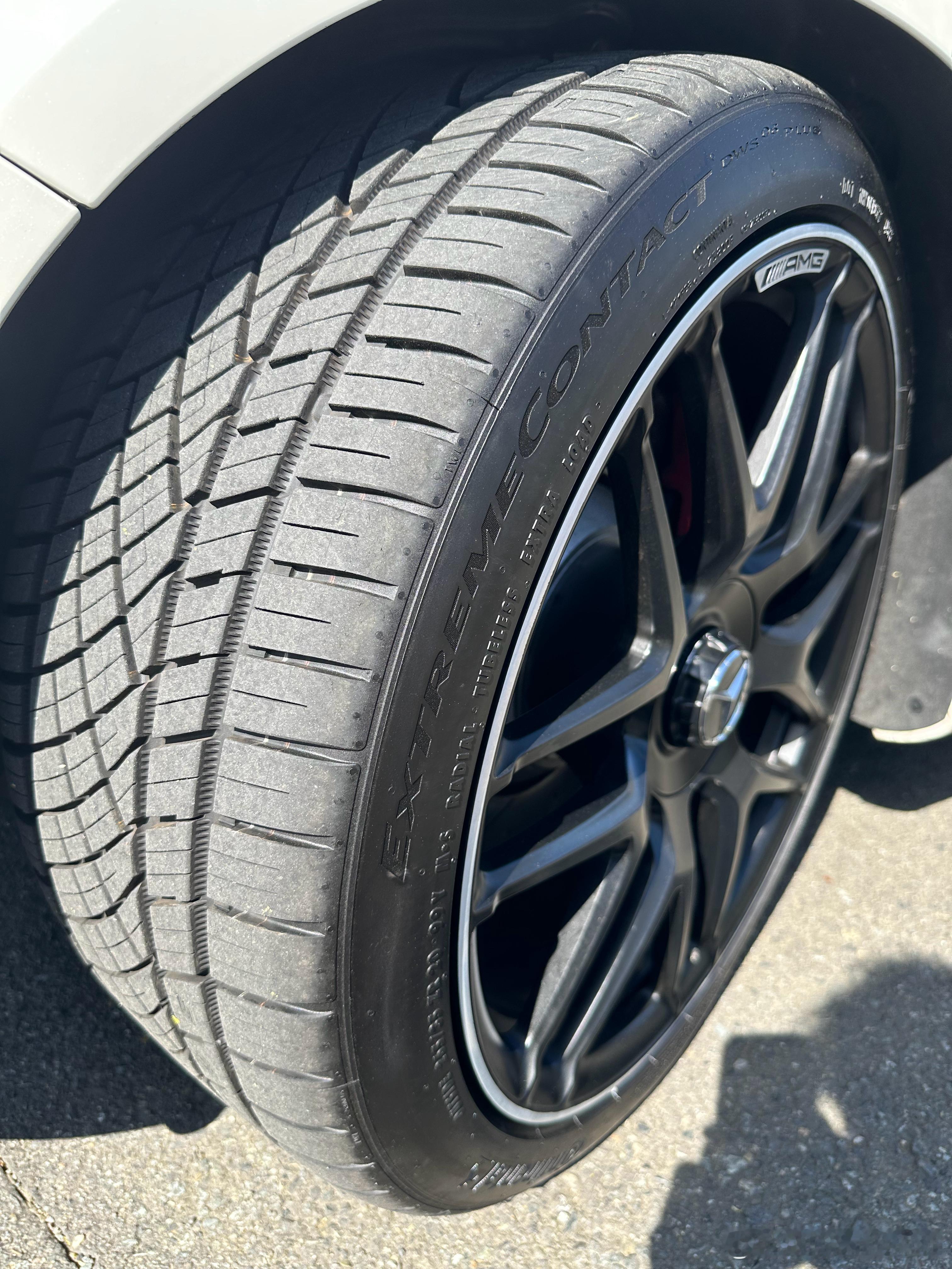 W213 AMG E63就算配四季胎操控还是很不错啊，有四驱动力释放到路面完全不
