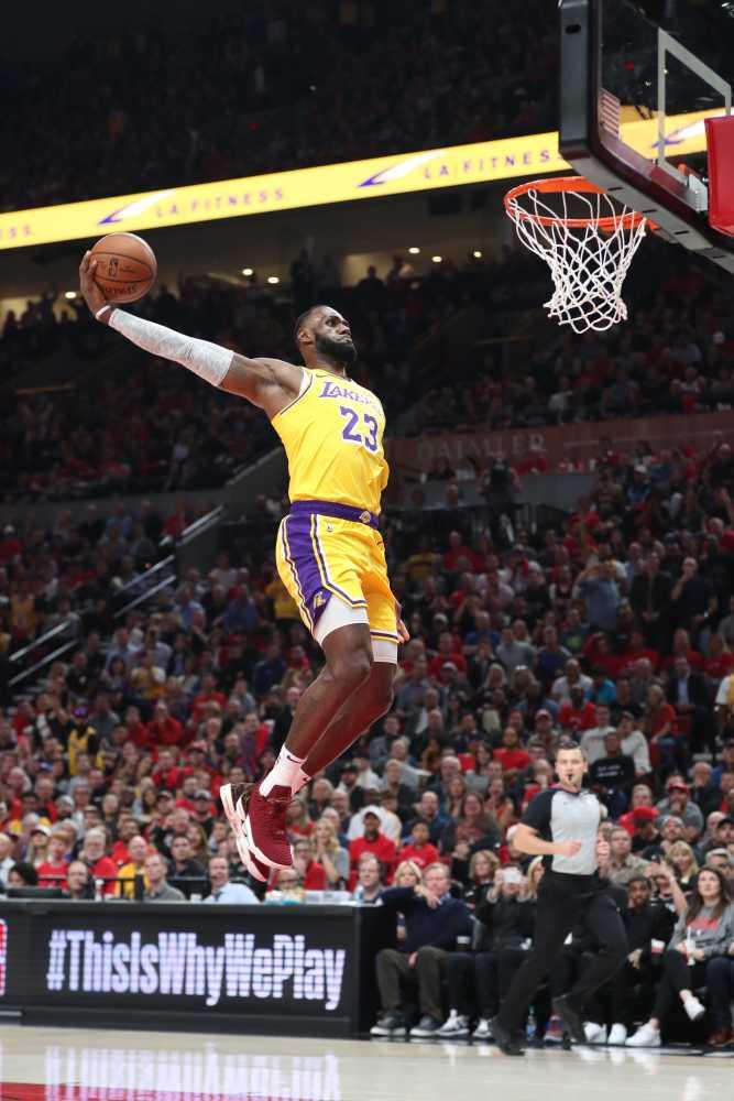 在NBA打到20赛季以后，扣篮次数排名：

1、詹姆斯：第21赛季扣篮84次，第