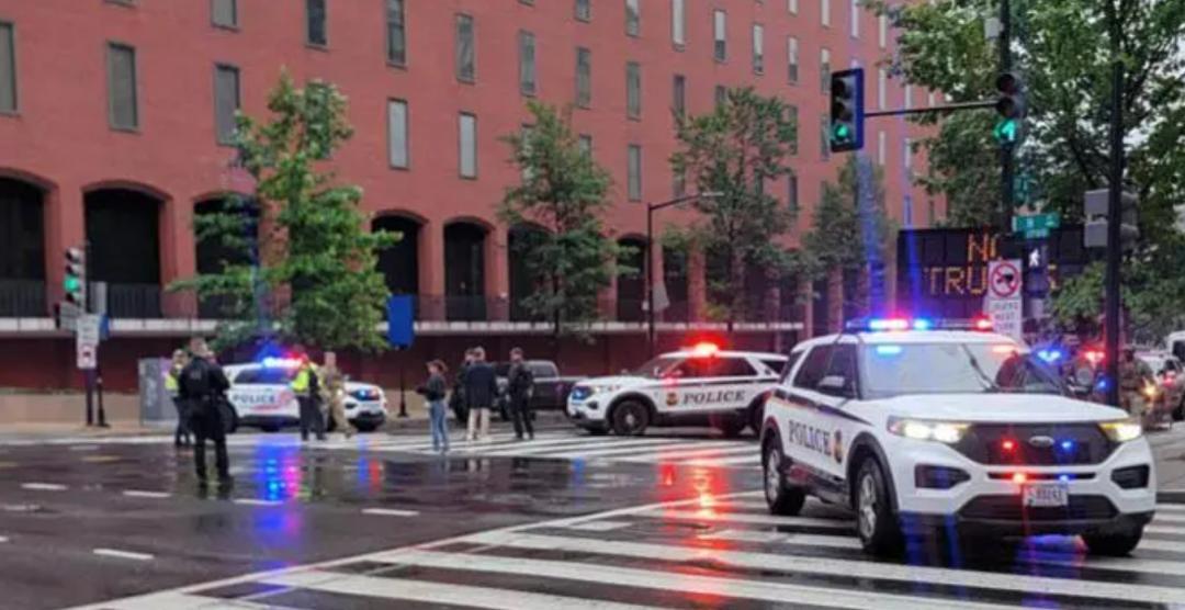 一声枪响，白宫大门外有人当场死亡，还有一个路人中枪。这不是电影，是2026年5月